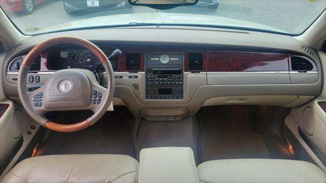 Photo of 2004 Light French Silk Metallic Lincoln Town Car