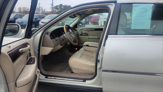 Photo of 2004 Light French Silk Metallic Lincoln Town Car