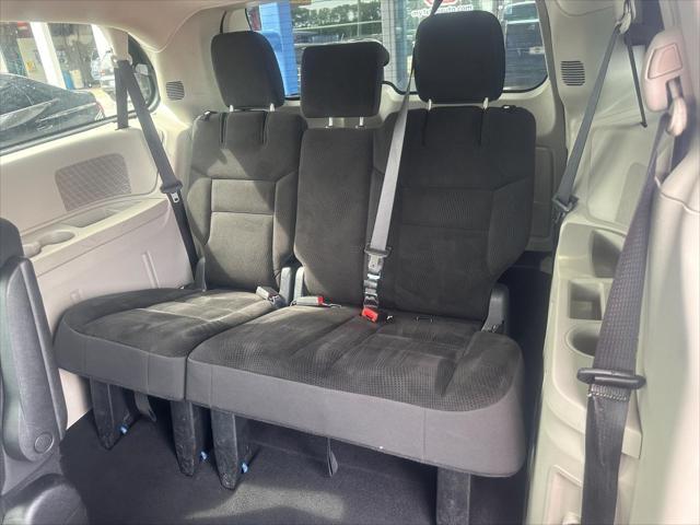 Photo of 2019 Indigo Blue Clearcoat Dodge Grand Caravan