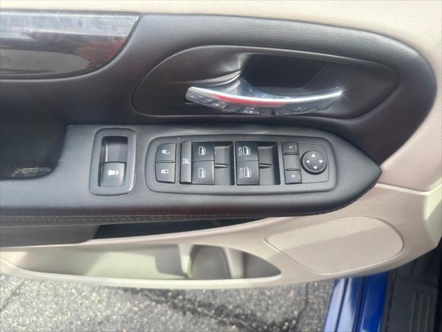 Photo of 2019 Indigo Blue Clearcoat Dodge Grand Caravan