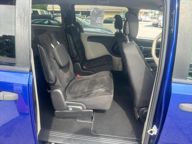 Photo of 2019 Indigo Blue Clearcoat Dodge Grand Caravan