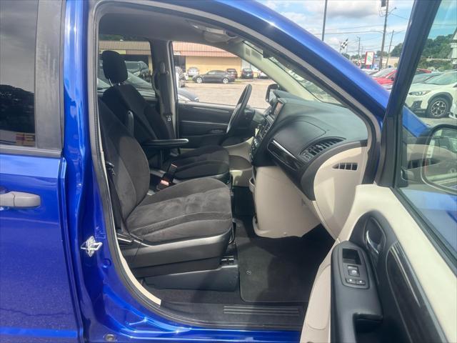 Photo of 2019 Indigo Blue Clearcoat Dodge Grand Caravan