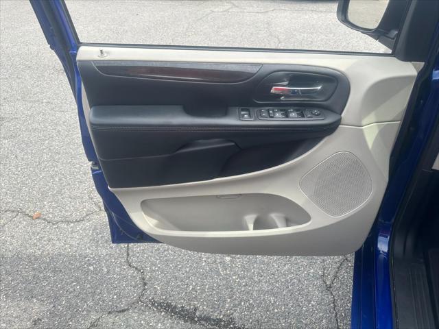 Photo of 2019 Indigo Blue Clearcoat Dodge Grand Caravan