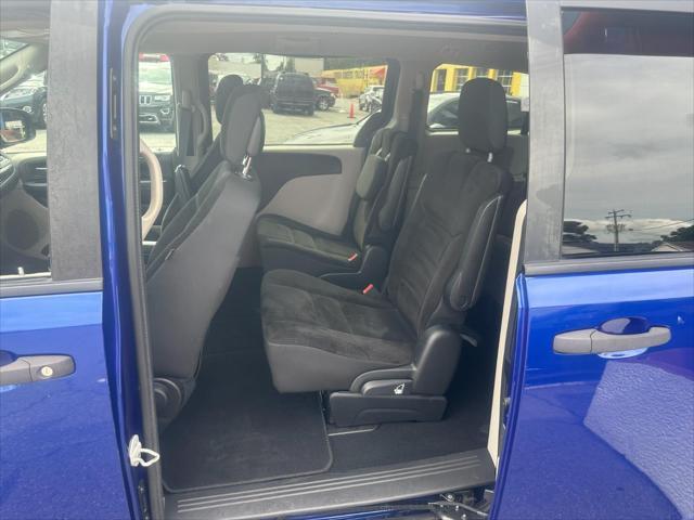 Photo of 2019 Indigo Blue Clearcoat Dodge Grand Caravan