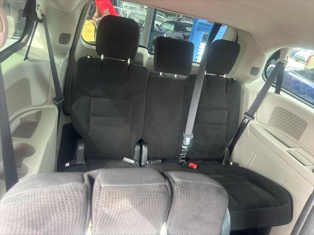 Photo of 2019 Indigo Blue Clearcoat Dodge Grand Caravan