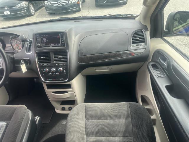 Photo of 2019 Indigo Blue Clearcoat Dodge Grand Caravan