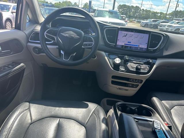Photo of 2022 Brilliant Black Crystal Pearlcoat Chrysler Pacifica