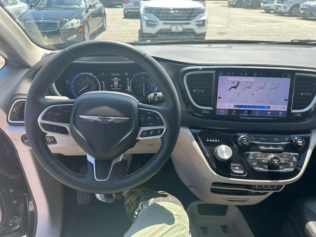 Photo of 2022 Brilliant Black Crystal Pearlcoat Chrysler Pacifica