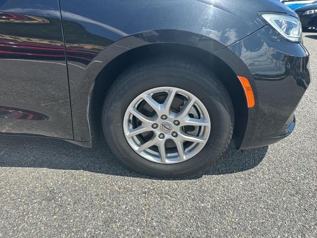 Photo of 2022 Brilliant Black Crystal Pearlcoat Chrysler Pacifica