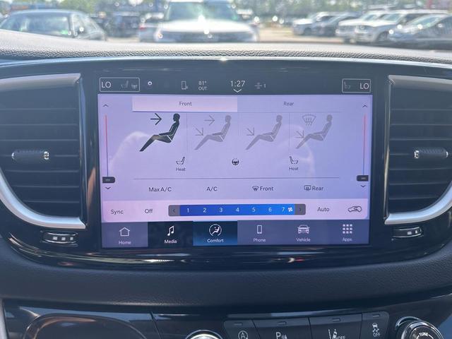Photo of 2022 Brilliant Black Crystal Pearlcoat Chrysler Pacifica