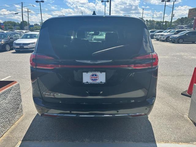 Photo of 2022 Brilliant Black Crystal Pearlcoat Chrysler Pacifica
