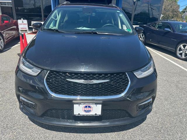 Photo of 2022 Brilliant Black Crystal Pearlcoat Chrysler Pacifica