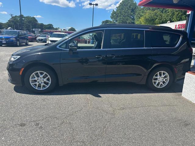 Photo of 2022 Brilliant Black Crystal Pearlcoat Chrysler Pacifica