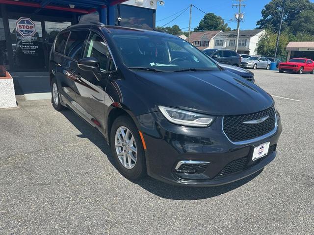 Photo of 2022 Brilliant Black Crystal Pearlcoat Chrysler Pacifica