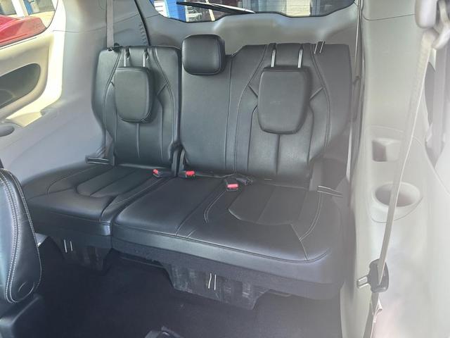 Photo of 2022 Brilliant Black Crystal Pearlcoat Chrysler Pacifica