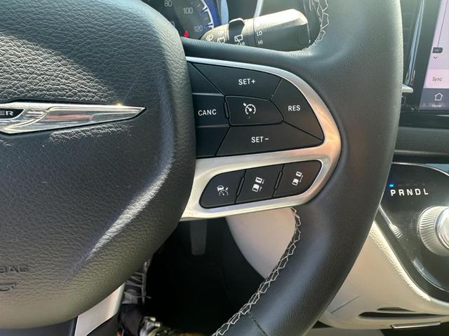 Photo of 2022 Brilliant Black Crystal Pearlcoat Chrysler Pacifica