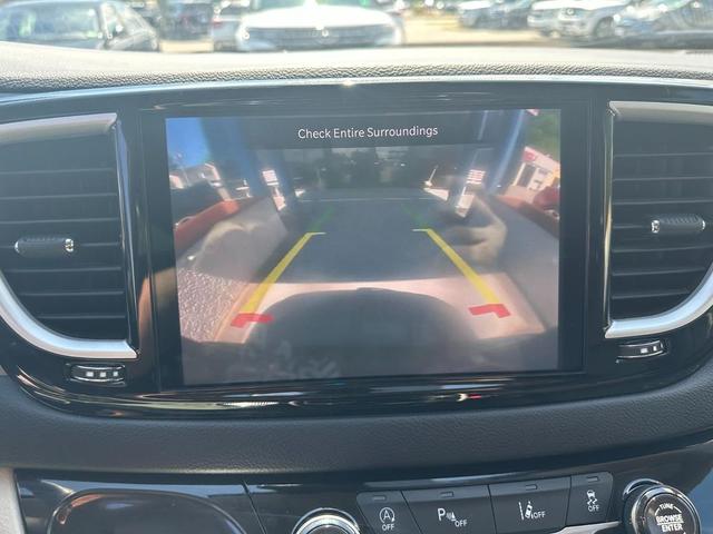 Photo of 2022 Brilliant Black Crystal Pearlcoat Chrysler Pacifica