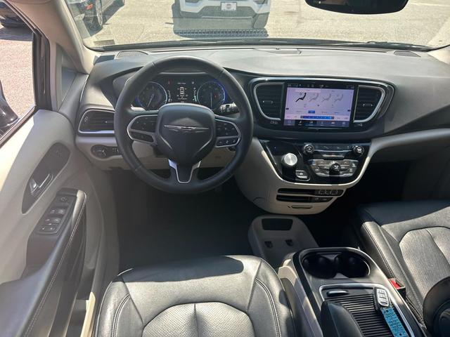 Photo of 2022 Brilliant Black Crystal Pearlcoat Chrysler Pacifica
