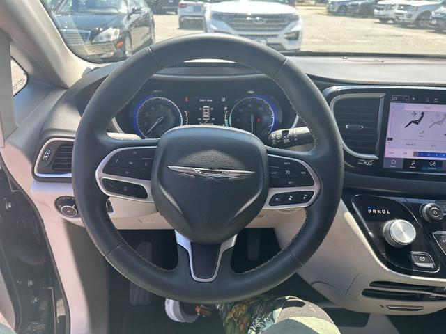 Photo of 2022 Brilliant Black Crystal Pearlcoat Chrysler Pacifica