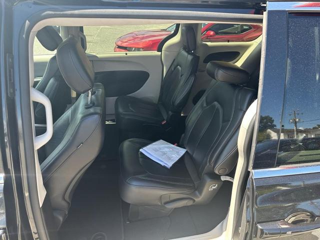 Photo of 2022 Brilliant Black Crystal Pearlcoat Chrysler Pacifica