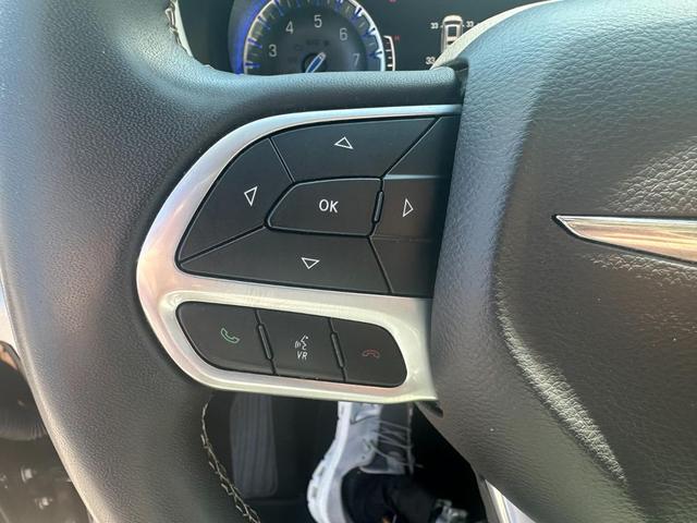 Photo of 2022 Brilliant Black Crystal Pearlcoat Chrysler Pacifica