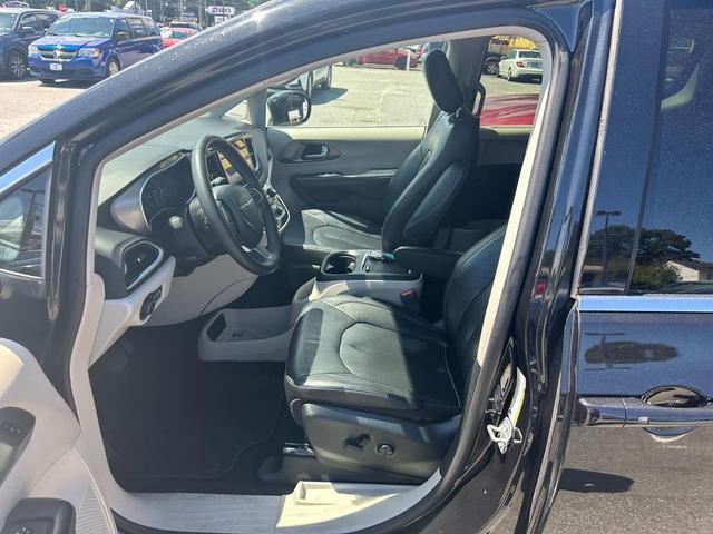 Photo of 2022 Brilliant Black Crystal Pearlcoat Chrysler Pacifica