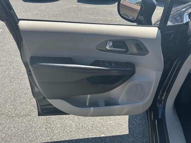 Photo of 2022 Brilliant Black Crystal Pearlcoat Chrysler Pacifica