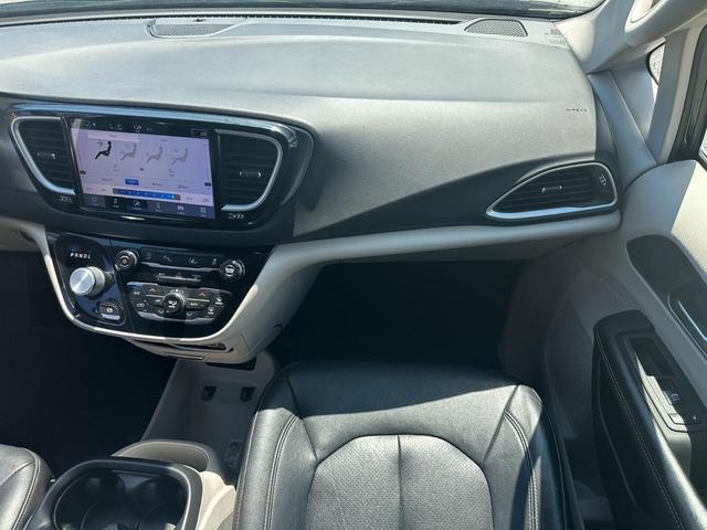 Photo of 2022 Brilliant Black Crystal Pearlcoat Chrysler Pacifica