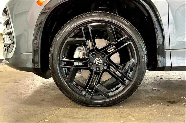 Photo of 2025 Platinum Gray Metallic Volkswagen Tiguan