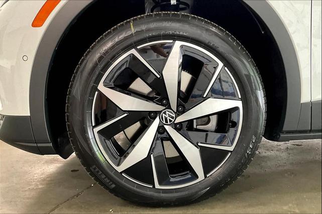 Photo of 2025 opal white pearl Volkswagen ID.4