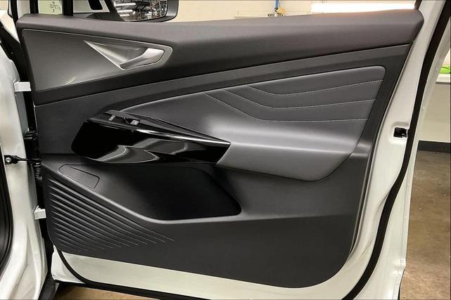 Photo of 2025 opal white pearl Volkswagen ID.4
