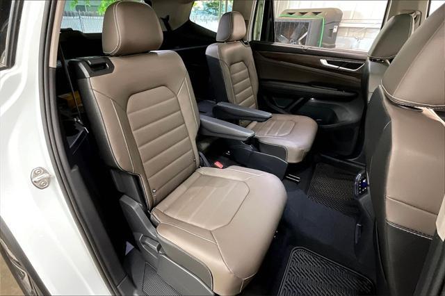 Photo of 2025 Opal White Pearl Volkswagen Atlas