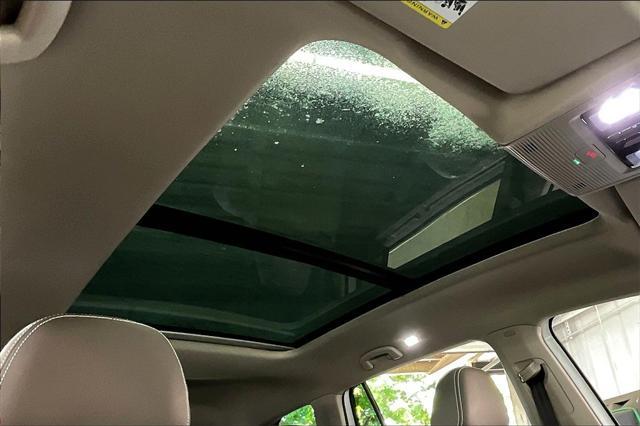 Photo of 2025 Opal White Pearl Volkswagen Atlas