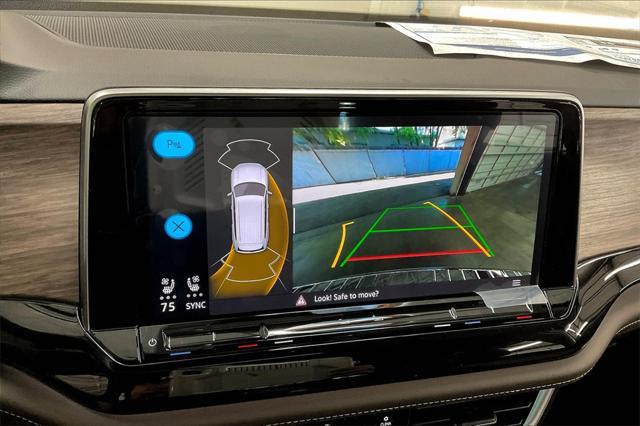 Photo of 2025 Opal White Pearl Volkswagen Atlas