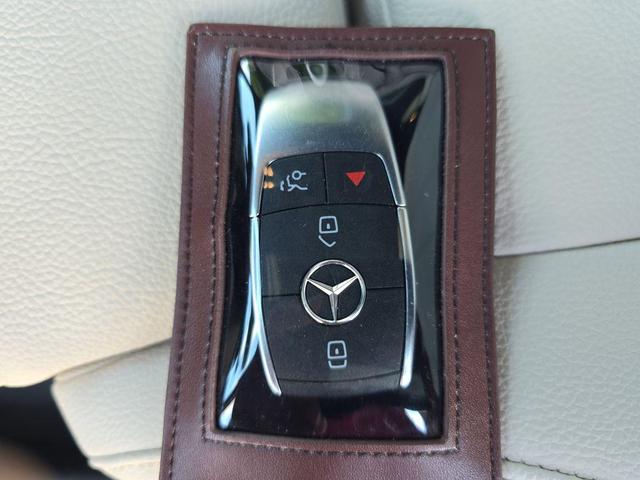 Photo of 2025 Polar White Mercedes-Benz GLB 250