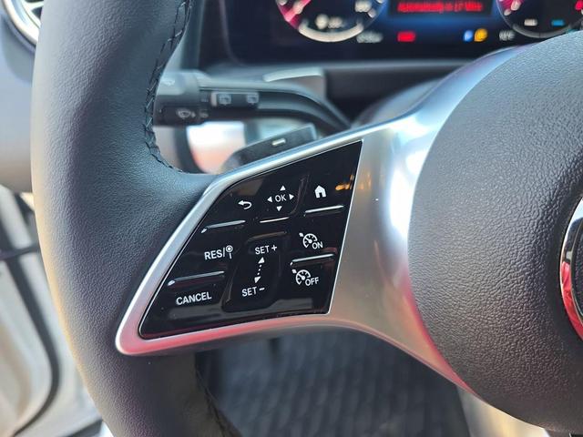 Photo of 2025 Polar White Mercedes-Benz GLB 250