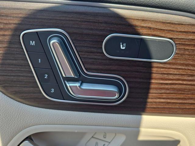 Photo of 2025 Polar White Mercedes-Benz GLB 250