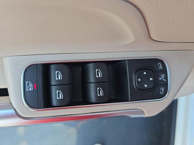 Photo of 2025 Polar White Mercedes-Benz GLB 250