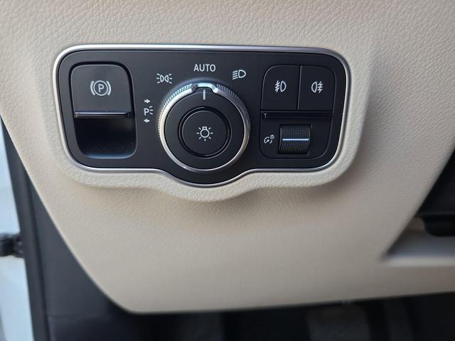 Photo of 2025 Polar White Mercedes-Benz GLB 250