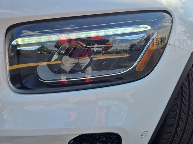 Photo of 2025 Polar White Mercedes-Benz GLB 250