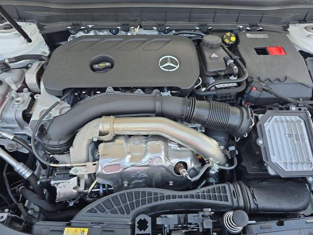 Photo of 2025 Polar White Mercedes-Benz GLB 250