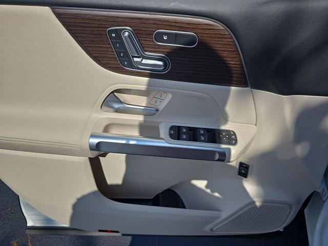 Photo of 2025 Polar White Mercedes-Benz GLB 250