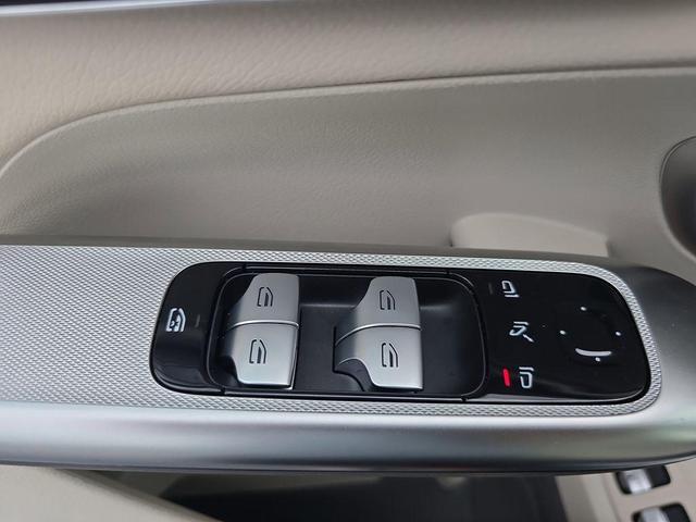 Photo of 2025 Obsidian Black Metallic Mercedes-Benz GLC 350e
