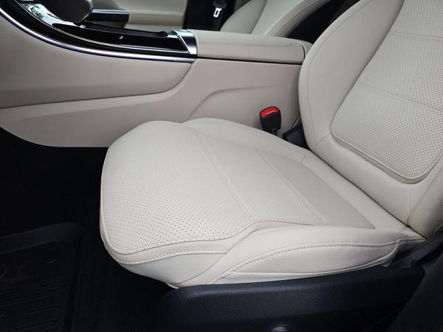 Photo of 2025 Obsidian Black Metallic Mercedes-Benz GLC 350e