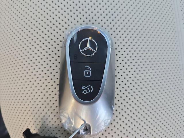 Photo of 2025 Polar White Mercedes-Benz GLC 350e