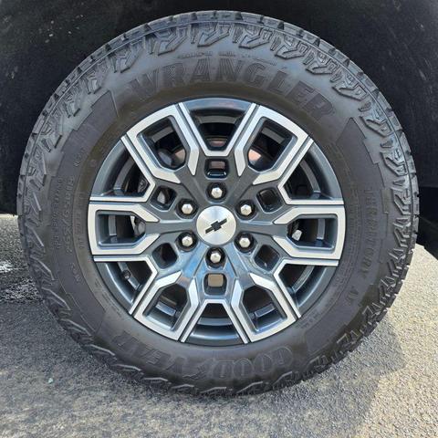 Photo of 2024 Summit White Chevrolet Colorado