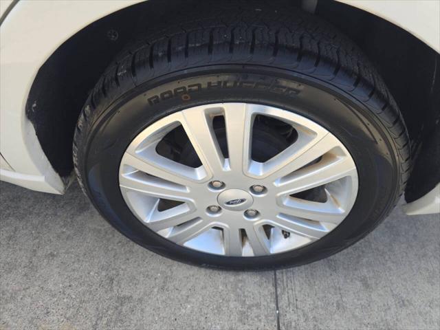 Photo of 2009 White Suede Clearcoat Ford Focus