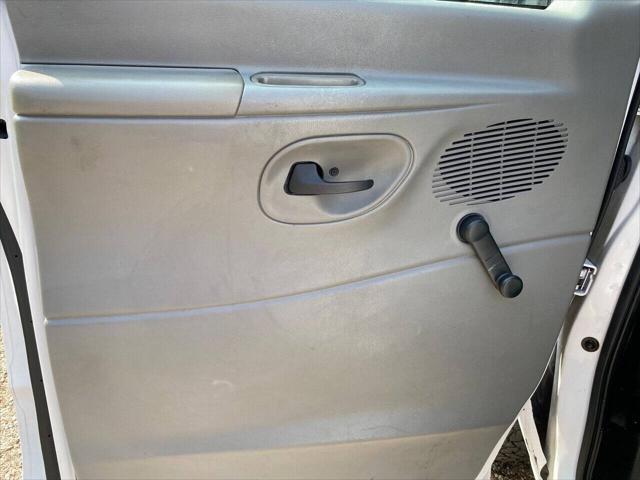 Photo of 2006 Oxford White Clearcoat Ford E150
