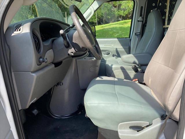 Photo of 2006 Oxford White Clearcoat Ford E150