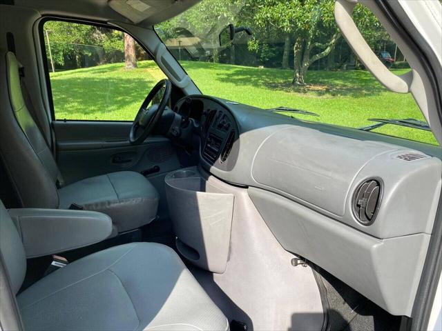 Photo of 2006 Oxford White Clearcoat Ford E150